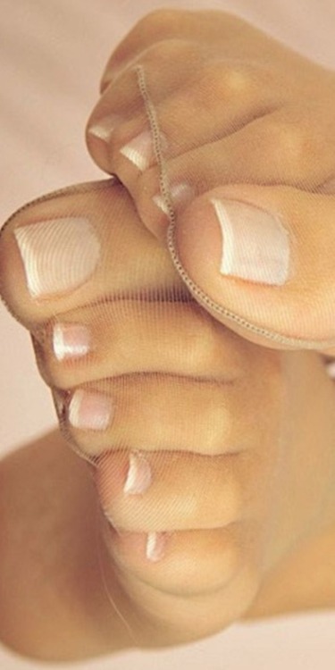 booooos-world:I want her nylon toes
