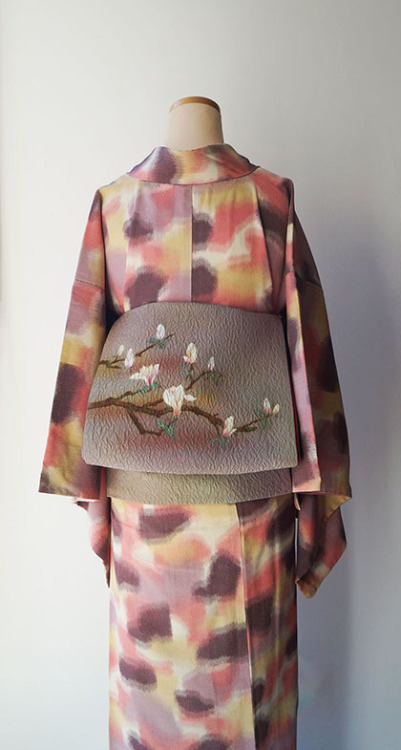 Amazing sunrise color palette this kimono, paired with a romantic mokuren (magnolia) obi. I love how
