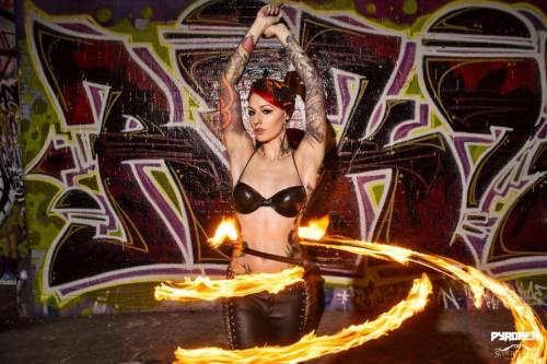 fuckyeahcervenafox: CERVENA FOX for Pyrohex