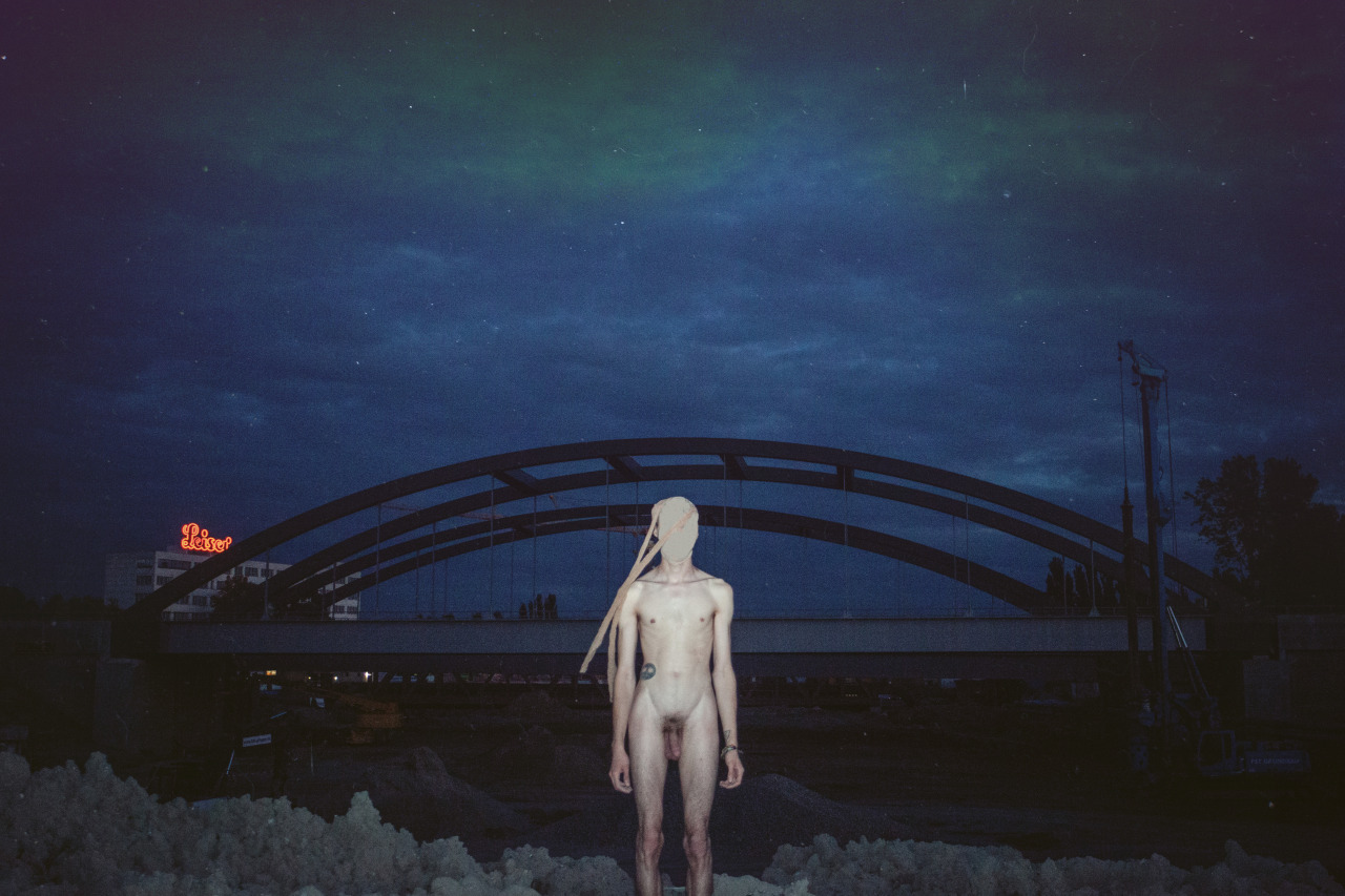 discordant23:  http://discordant23.tumblr.com/The Man Who Fell to Earth  