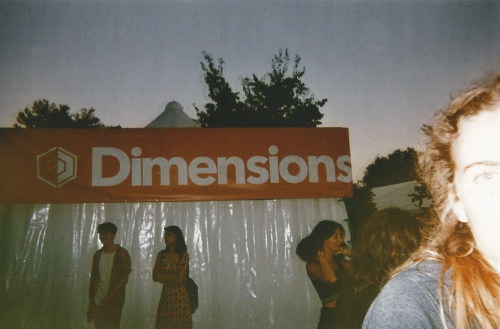 panneau du best festival ever Dimensions + oeil trop beau de Margaux trop belle à droite + in