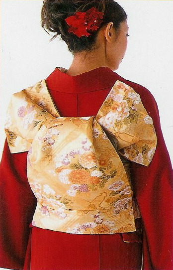 “Fukura suzume” is a formal obi knot usually seen adorning furisode (illustration by Kimono Bancho).