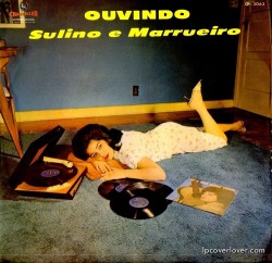lpcoverlover:  Vinyl resting place Ouvindo  Sulino e Marrueiro  Chanticleer Records (Brazil)  Click on the cover to make it bigger.  Check out her cool mod 50’s turntable. 