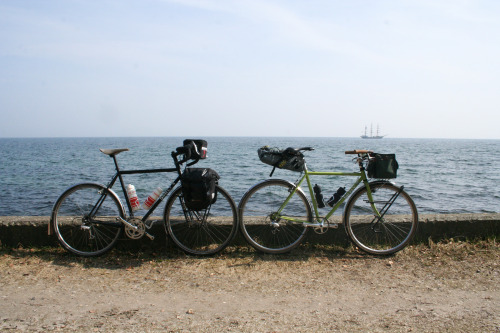 thecyclinggeneration: Sunny day in Copenhagen. Surly ride to our new favorite green spot. And coffee