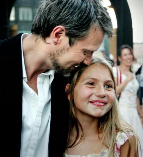 ahanniblog:I’m 90% sure this is Mads and his daughter at a premiere andhelpNOTOO CUTE