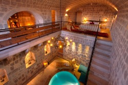 sub-self:  luxuryon:  Cave hotel in Turkey