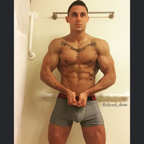 muscleworshipandhirehim:Muscle worship IG: diced_dom
