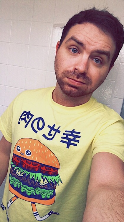 skysworn:I’m sorry for posting yet another selfie but I just wanted to show y’all my new favorite shirt