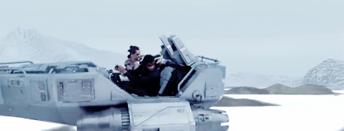 dealanexmachina:brockrumiow:Star Wars: The Force Awakens - Deleted Scene “Snow Speeder Chase&r