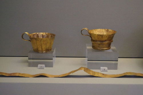 Golden cups. 17th–16th century BC.Found in grave Γ of grave circle B, Mykenae. Currently in the Nati