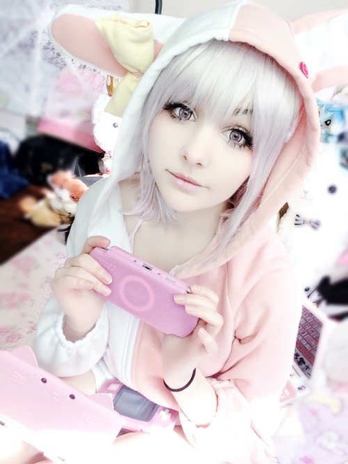 eikkibunny: â€œHm, how should I put it? I like it, but gaming is my life. Or maybe life is just a game?â€ Chiaki Nanami costest~ wig and lenses from uniqso! Use my code â€œeikkibunnyâ€ for a discount ! Review soon~ 