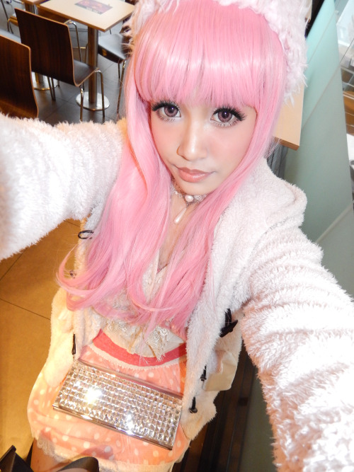 A sweet pink Gyaru (Cult party kei ish) look~