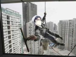 leinahshoutsnever:  They should make window washers at hospitals dress like this! 