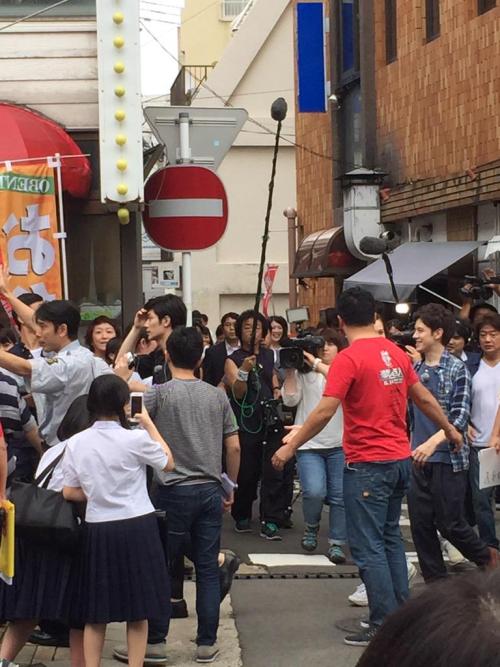 Miura Haruma (Eren) and Mizuhara Kiko (Mikasa) were spotted in Nagasaki just now filming a TV special!No doubt part of the SnK live action promo cycle!