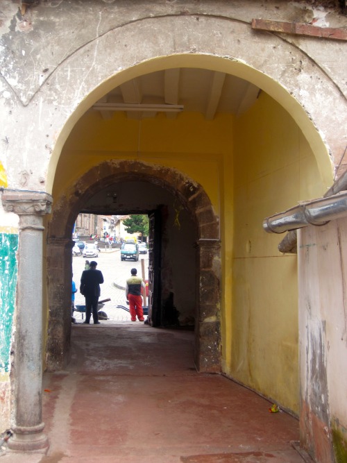 Arcada, entrada de Mercado central, Cuzco, 2010.