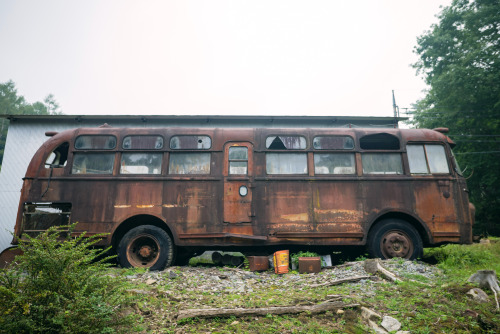 スチームパンク風バス→詳細 Abandoned steampunk-style bus.