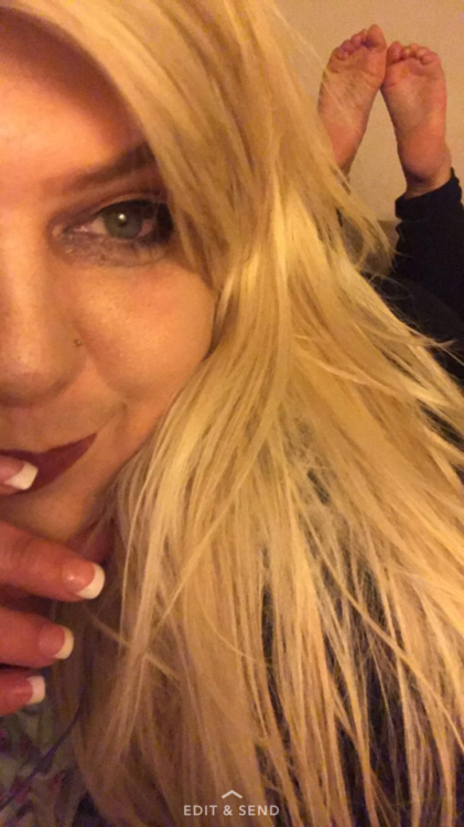 femalefeetonly:boomboomboom911:Who wants to play a game??? It’s called “play with my feet!” Beware, 