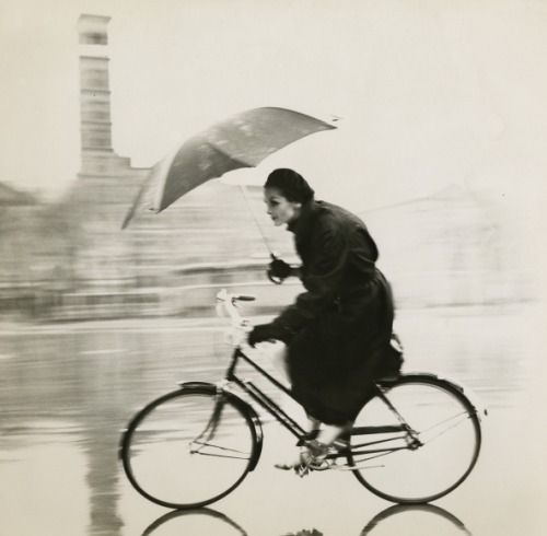 edoardojazzy: Untitled (Woman on bicycle holding umbrella), 1950@ Tom Palumbo