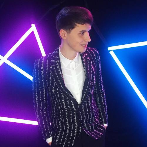 danisnotonfire: all snazzy and suited ready to be mr totally professional host #BRITs he looks so go