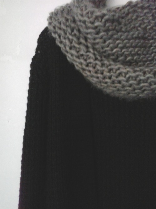 ascectic:winter looks:chunky knits,dark colours,pitch black eye makeup