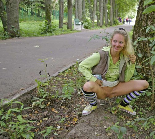 Pessing girl and women peeing outdoors