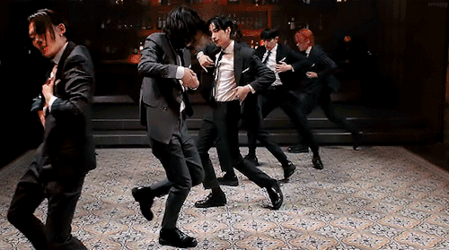ennuijpg: ONLYONEOF — ’suit dance’ japanese ver. mv (2022) [id: six gifs from onlyoneof’s ‘suit danc