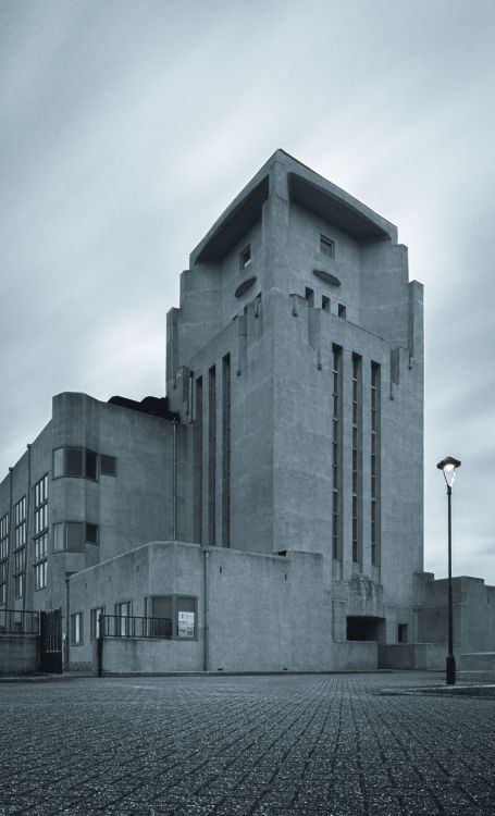 sosbrutalism:This early concrete building can be seen as a forerunner of Brutalism. With its monumen