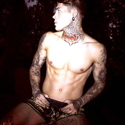 realmenstink:  TATTED HOTTIE !!!  Love this