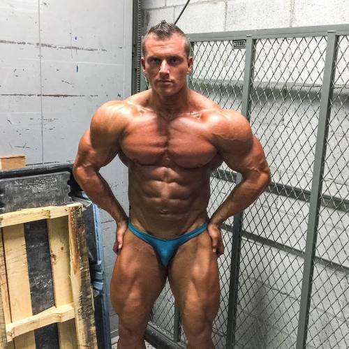 themuscleworshipdiaries:  Ridiculously hot Canadian bodybuilder Samuel Dixon!