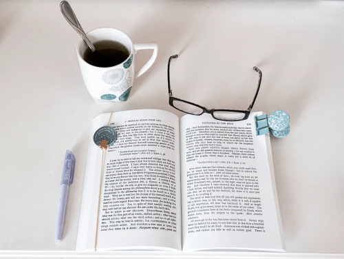 trufflesome: 08.24.16 || Books & vanilla tea 