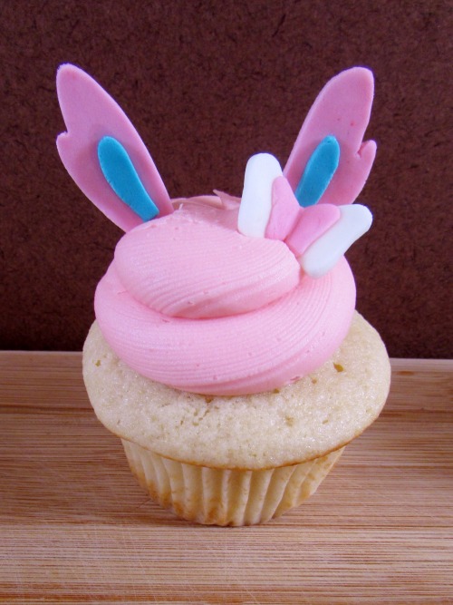 asugarplumfairy:  captnmcd:  Eevee Cupcakes! buttercream swirl with fondant ears/details!   prolly been about 6 months since I have done anything fondant. I also ended up cleaning out my tool box and I threw out all my died up gels so I had only 3 primary
