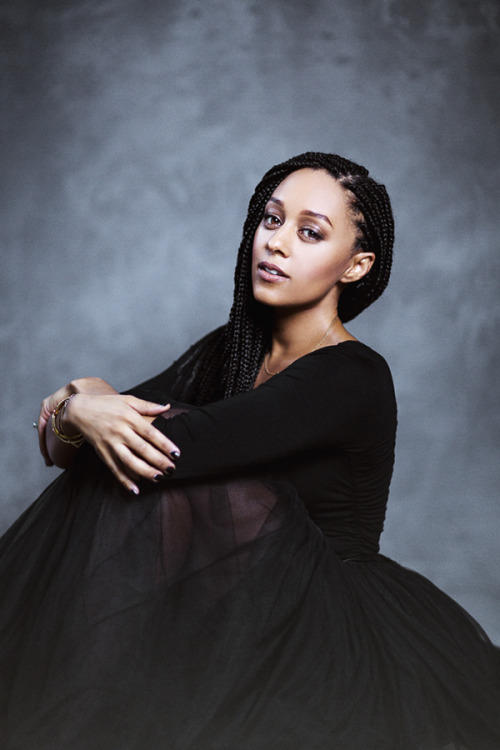 lyonnnss:definitelydope:Tia Mowry | By Emily Sotoshe is gorgeous.