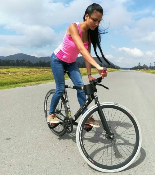 javi-ballestero:@angiechaparro #fixiegirl #girlbike #girlsgonefixie #ridegirl #ridelikegirl #fixiech