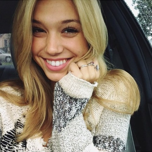 wxmxn: Alexis Ren Instagram  - Facebook - Tumblr - Twitter
