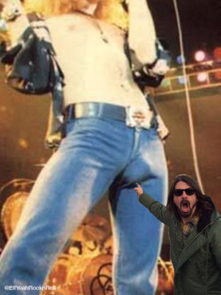 effyeahrocknroll:  I should be doing hw, but…   And this is why Dave grohl is perfect