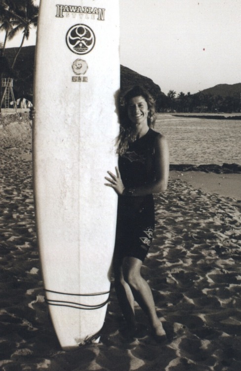 fuckyeahcarolinezimmermann:Caroline has a new post about her Hawaiian surf and painting adventures o