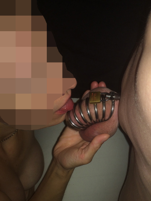 herrinundsklave:  Was sie mir gestern während der Arbeit geschrieben hat, sollte dann auch zeitnah begonnen werden. So hat sie mich noch ordentlich angeheizt und wunderbar geblasen, bevor ich den Käfig schweren Herzens angelegt habe. Ein “Abschiedskuss”