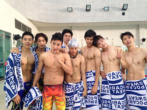 kpopxxx:  This photo has all the right ingredients for a perfect bukkake. 