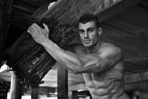 cdnlifter27:  Andrew Menechian Photos: Alex Wightman 