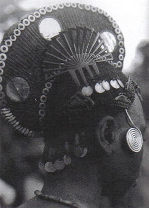 ukpuru:Igbo women and girls and their hairstyles, 1900-1930.The crested hairstyle ojongo was popular
