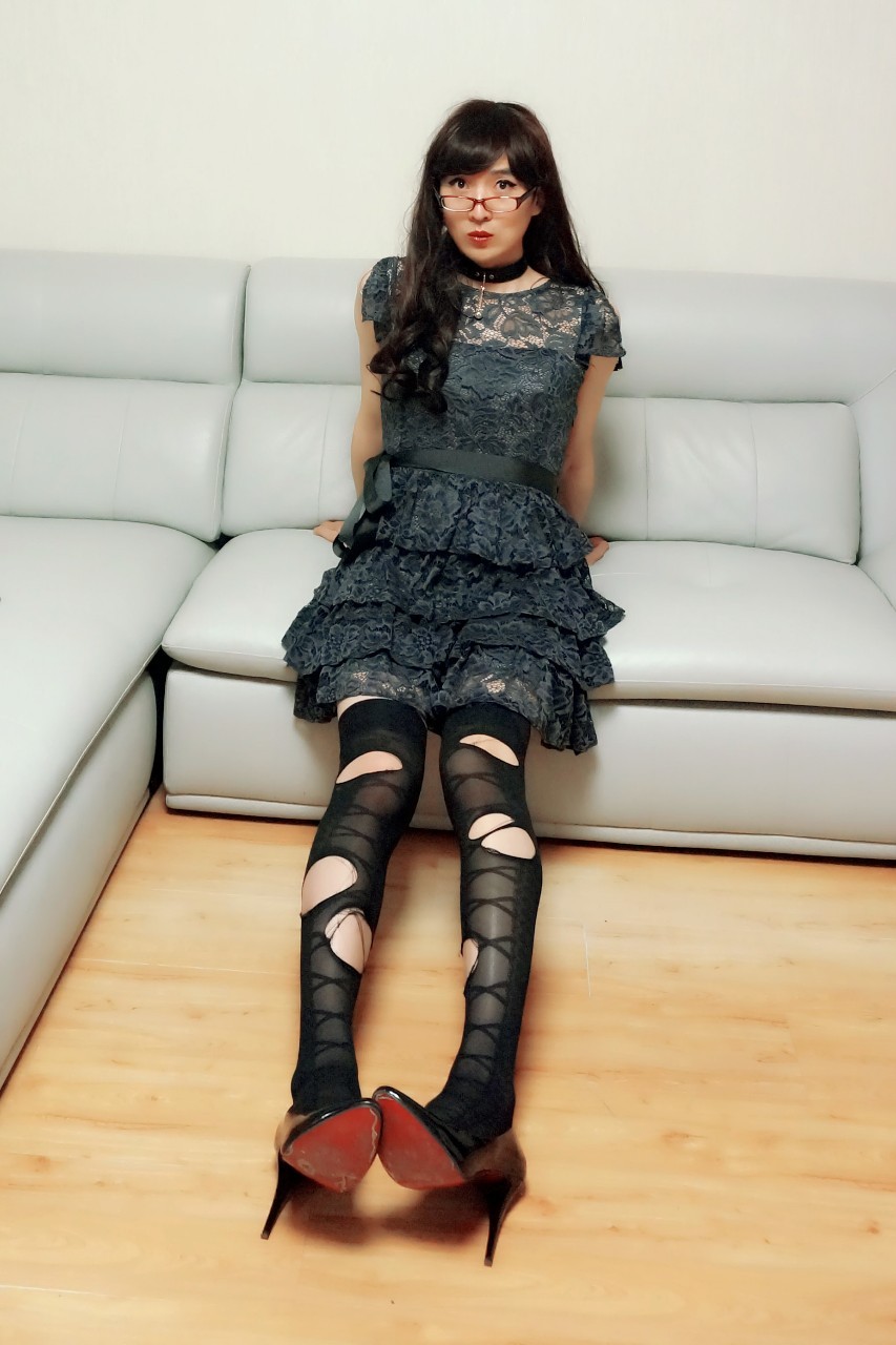 lingcunaili:  I feel so goooooood when I wear skirt，collar，and high heeled❤