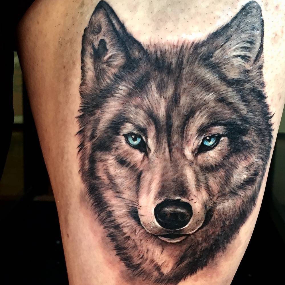 Tatuajes para Hombres — Tatuaje de un lobo de estilo black and grey...