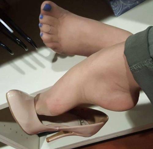 its-willie-fan-blog-blog: therustysharkie14: Super sexy  you know what she needs in her pumps ?