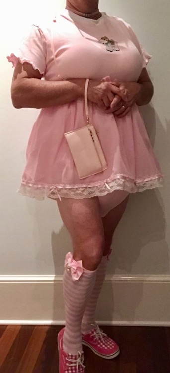 bulkydiaperboy:Feeling like a big pink sissy girl tonight. ;)