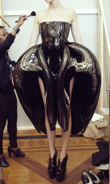 octopussydance:  http://synesthesiagarden.com/2012/12/14/immortal-coil-fashion-designer-iris-van-herpen/#more-11365