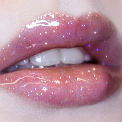 Den Lippenstift will ich auch. http://amzn.to/1C1qLd7 Eure Nastassja