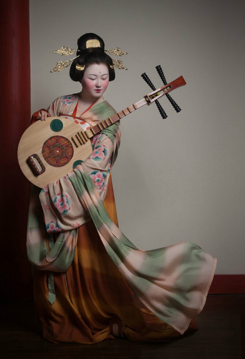fuckyeahchinesefashion:  changan-moon: Traditional chinese hanfu. Late Tang dynasty fashion. 【晚