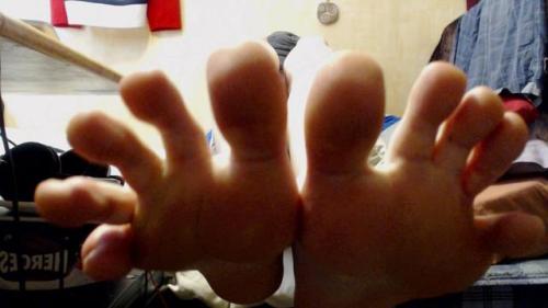 Here are my terrible ugly-ass feet for all you foot likers over there. ouoSet 5 of 6! Hurray!