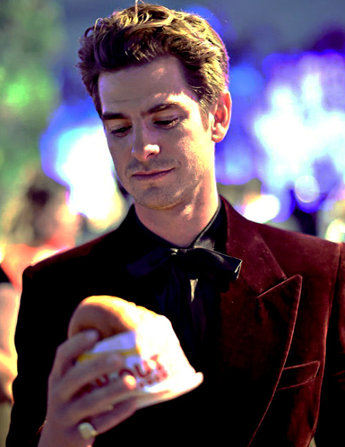 mancandykings: Andrew Garfield looking passionately at an In-N-Out Burger @ the 2022 Vanity Fair Osc