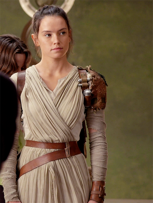 daisyridleyupdated:“Rey’s parents left her at 5, and we meet her when she’s late t